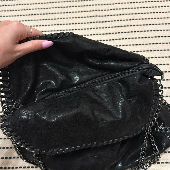 NWOT Vegan Shiny Leather and Gun Metal Chain Hand Bag - Picture 6 of 6